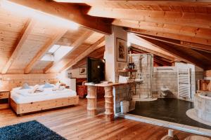 Deluxe Suite with Spa Bath