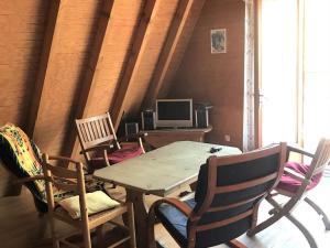 Chalet 3 Pièces avec Terrasse et Parking Gratuit - FR-1-504-620