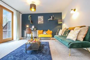 Beautiful City Centre Apartment with Free Parking, Fast-Wifi, SmartTV with Netflix and Private Garden by Yoko Property