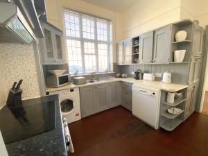 The Table House Close to Town & Beach Free parking