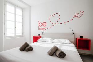 Be Happy - The House Of Travelers