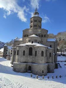 Appartements Lilas, Gite Saint Antoine, Orcival, Entre Sancy et Volcans. : photos des chambres