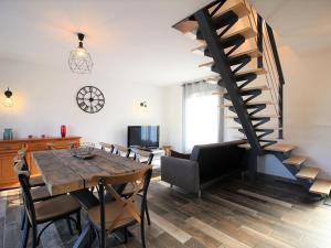 Maisons de vacances Maison recente 70m² | 8 pers | 3 chambres | Terrasse | Parking | La Bourboule - FR-1-608-203 : photos des chambres