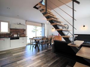 Maisons de vacances Maison recente 70m² | 8 pers | 3 chambres | Terrasse | Parking | La Bourboule - FR-1-608-203 : photos des chambres