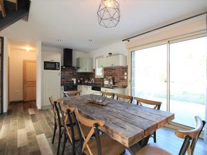 Maisons de vacances Maison recente 70m² | 8 pers | 3 chambres | Terrasse | Parking | La Bourboule - FR-1-608-203 : photos des chambres