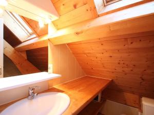 Chalets Mont-Dore : Chalet spacieux avec parking et grand terrain - FR-1-608-106 : photos des chambres