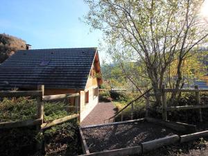 Chalets Mont-Dore : Chalet spacieux avec parking et grand terrain - FR-1-608-106 : Chalet (8 Adultes)