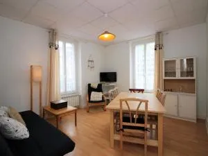 Lumineux T4 à La Bourboule, 6 pers, proche centre, tout équipé, cour privée, 68m² - FR-1-608-39 - 拉布尔布勒