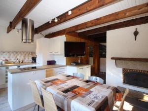 Chalet Mont-Dore 9 pers, cheminée, terrasse, WiFi - FR-1-608-88