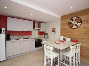 Appartements Mont-Dore : T2 spacieux avec terrasse, 300m des thermes, residence renovee, parking prive - FR-1-608-98 : photos des chambres