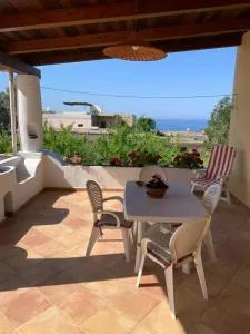 Casa Il Girasole, panoramica e a pochi passi dal centro di Malfa - Leni