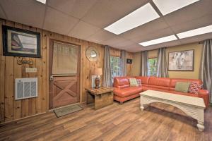 ‘John Wayne Apartment - Deck, BBQ, Horses On-Site