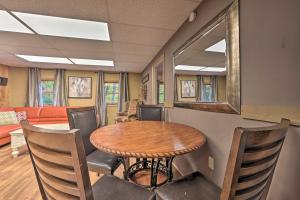 ‘John Wayne Apartment - Deck, BBQ, Horses On-Site