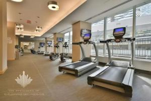 2-Bdrm and 1 Den 3 bed Condo with 2 bath - Walking distance to Scotiabank Arena, CN Tower, Station, Ripleys with Free Parking