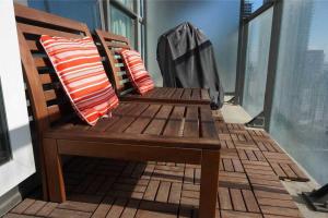 2-Bdrm and 1 Den 3 bed Condo with 2 bath - Walking distance to Scotiabank Arena, CN Tower, Station, Ripleys with Free Parking
