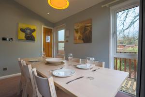 Spacious Oak Cabin with Hot Tub - Devon