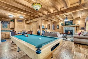 Reflections, Hot Tub, Pool, WIFI, 560 FREE tickets each paid day!!!