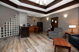 King Suite with Sofa Bed and Spa Bath - Kitchenette room in Best Western Plus Plattsburgh