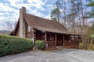 Six-Bedroom House room in ER6 - On Eagles' Wings - Great location Close to all the action! cabin