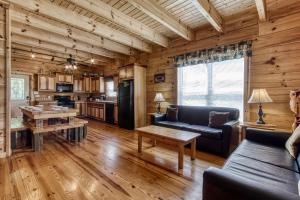 Cinema Falls - Great Location! - Convenient to Everything! cabin