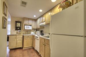 Colonial Crest 107 - Great location! - You can walk to town! condo