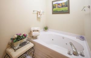 Colonial Crest 107 - Great location! - You can walk to town! condo