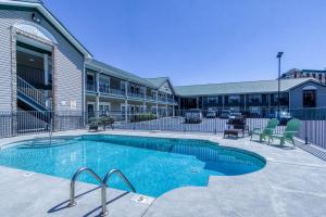 Two-Bedroom Apartment room in Colonial Crest 110 - Great location! - You can walk to town! condo