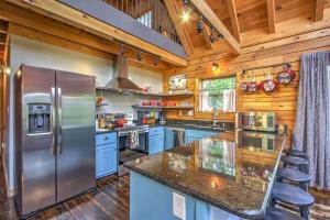 ER104 - R Tribes Treehouse - Great location - Close to town! cabin