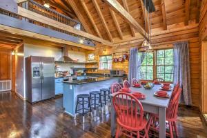 ER104 - R Tribes Treehouse - Great location - Close to town! cabin