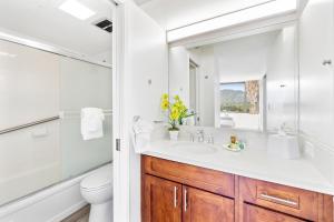 Airy condo with balcony near Waikiki Beach