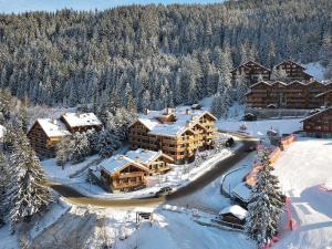 Appartement lumineux avec balcon à 2 chambres doubles et services inclus, skis aux pieds - FR-1-613-65