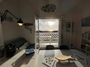 Appartement 2 pièces avec balcon, vue mer et parking à Saint-Pierre-dOléron, wifi inclus - FR-1-246A-170