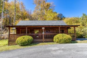 Two-Bedroom House room in ER301 - Eagle's Hideaway - Great Location! Close To All The Action! cabin