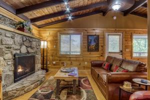 Gatlinburg Views A Unique Cabin Mountain Views Expansive Decks Adjacent To Gatlinburg & Ski Lodge cabin