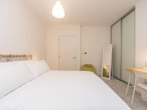 Spacious Bright Flat 20 Mins To Central London - Pass the Keys