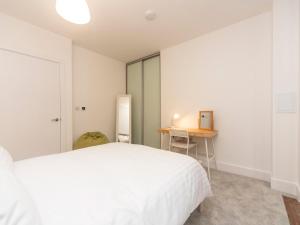 Spacious Bright Flat 20 Mins To Central London - Pass the Keys