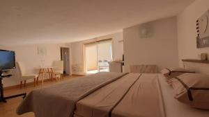 habitación con techo inclinado y vista al mar