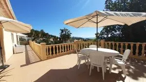 habitación con techo inclinado y vista al mar - Теулада