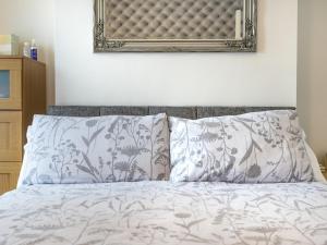 Lovely 2BR Terrace House Ormeau Park Area - Pass the Keys