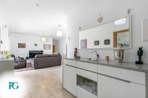 Luxury Penthouse Near City Center #1933