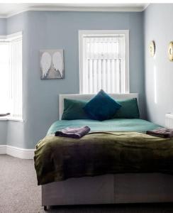 Modern 5 Bed Near LFC Stadium