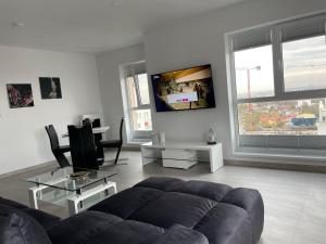 Unique Penthouse Lakeview W19