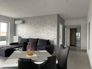 Unique Penthouse Lakeview W19