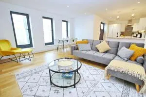 Modern Apartment for Contractors & Small Groups by Stones Throw Apartments - Free Parking - Sea View - Goring by Sea