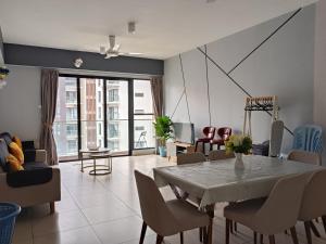 3 bedroom 12pax Midhills pool view free WIFI