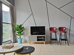 3 bedroom 12pax Midhills pool view free WIFI