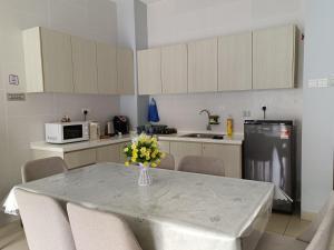 3 bedroom 12pax Midhills pool view free WIFI