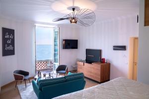 " Nid Damour " Évasion de Rêve - Pieds dans leau face à la mer