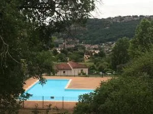 CONFORTABLE MAISON DANS VILLAGE VACANCES AVEC PISCINE A CAJARC - Gréalou