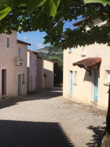 Maisons de vacances CONFORTABLE MAISON DANS VILLAGE VACANCES AVEC PISCINE A CAJARC : Maison 2 Chambres